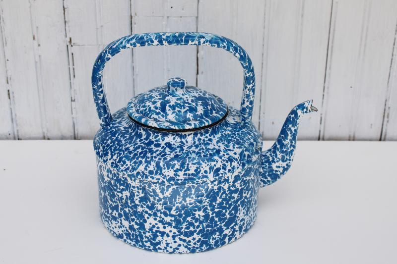 photo of vintage enamelware tea kettle, big teapot, blue & white swirl spatterware #1