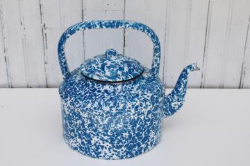 catalog photo of vintage enamelware tea kettle, big teapot, blue & white swirl spatterware