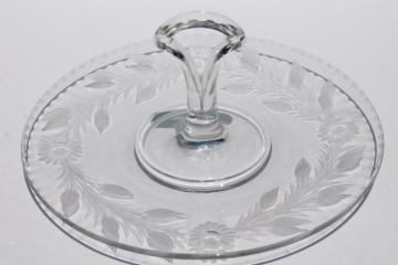 catalog photo of vintage etched cut daisy wreath glass serving tray w/ center handle, sandwich or cake plate