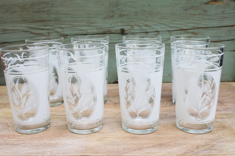 photo of vintage farmhouse kitchen drinking glasses, 1950s Hazel Atlas white wheat print tumblers #1