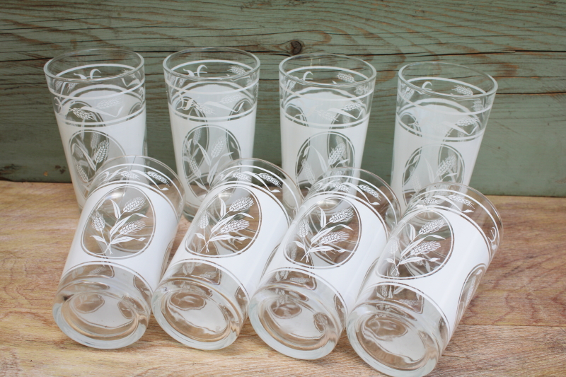 photo of vintage farmhouse kitchen drinking glasses, 1950s Hazel Atlas white wheat print tumblers #2