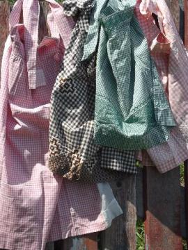 catalog photo of vintage gingham checked half aprons, cute retro country kitchen style!