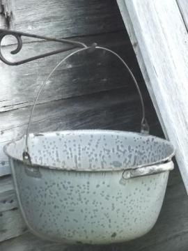 catalog photo of vintage graniteware enamelware kettle, large pot w/ wire bail handle