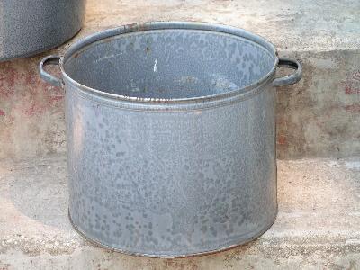 photo of vintage graniteware, two big pots #2