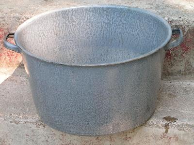 photo of vintage graniteware, two big pots #3