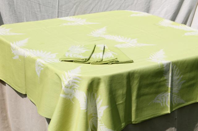 photo of vintage green ferns print tablecloth & napkins set, rayon / cotton cloth table linens #1