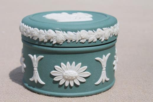 photo of vintage green jasperware miniature trinket box in original Wedgwood box #2