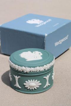 catalog photo of vintage green jasperware miniature trinket box in original Wedgwood box