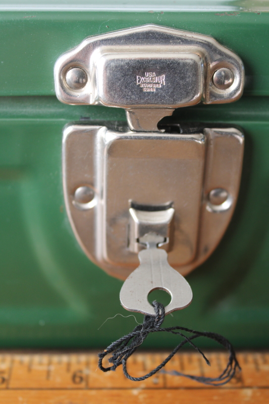 photo of vintage green metal toolbox working lock & key, Master label Niagara Buffalo NY  #4