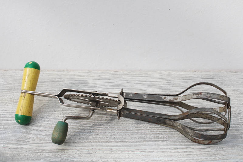 photo of vintage hand crank rotary eggbeater, A&J center drive beater w/ cream & green handle #1