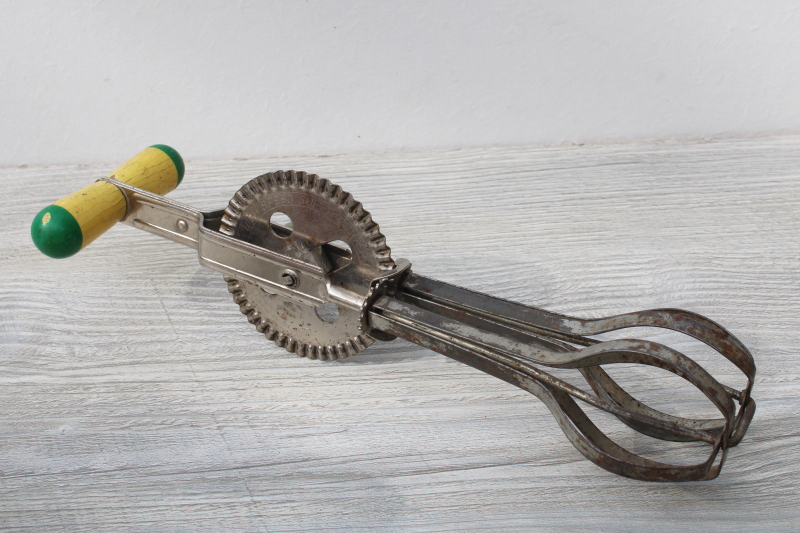 photo of vintage hand crank rotary eggbeater, A&J center drive beater w/ cream & green handle #2