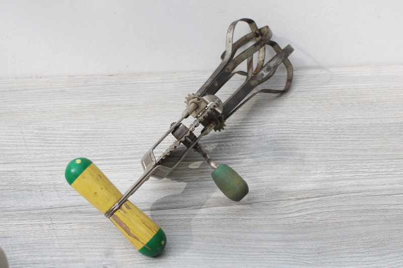 photo of vintage hand crank rotary eggbeater, A&J center drive beater w/ cream & green handle #3