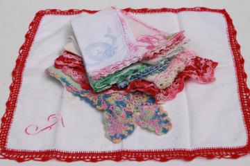 catalog photo of vintage handkerchiefs lot, lace edged hankies trimmed w/ cotton thread crochet edgings