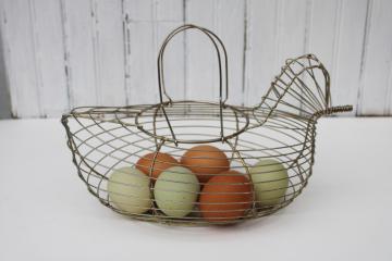 catalog photo of vintage hen chicken shaped egg basket, farmhouse kitchen figural wire work basket