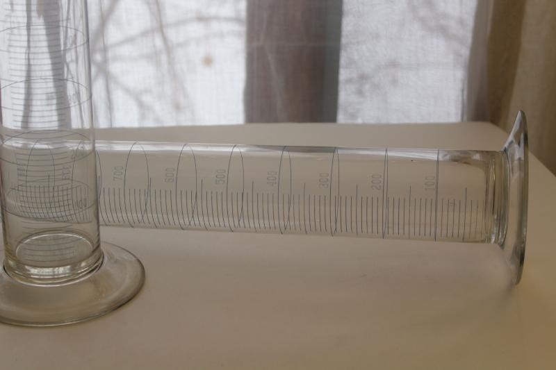 photo of vintage industrial lab glass 1000 ml tall cylinder measures for display pieces or vases #3