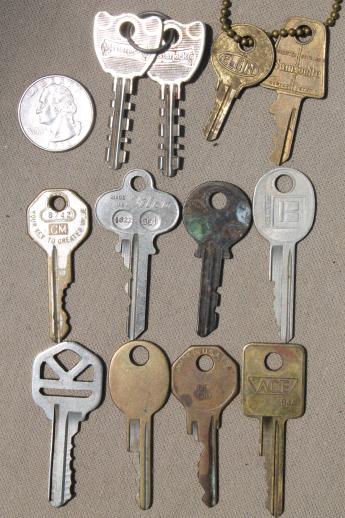 photo of vintage key lot, car & truck keys, latch keys for door locks, house keys etc. #4