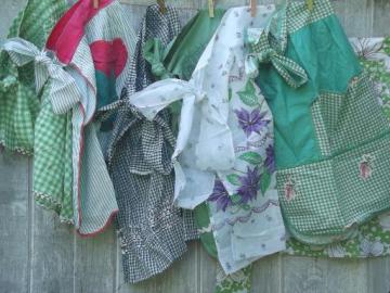 catalog photo of vintage kitchen aprons, pretty cotton print & gingham checked half apron lot