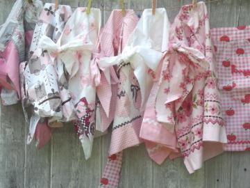 catalog photo of vintage kitchen aprons, pretty cotton print & gingham checked half apron lot