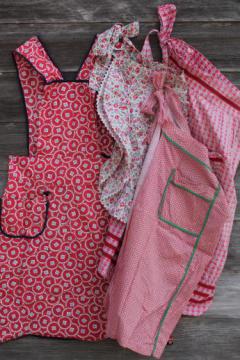 catalog photo of vintage kitchen aprons, red & white print cotton pinafore smock & half aprons