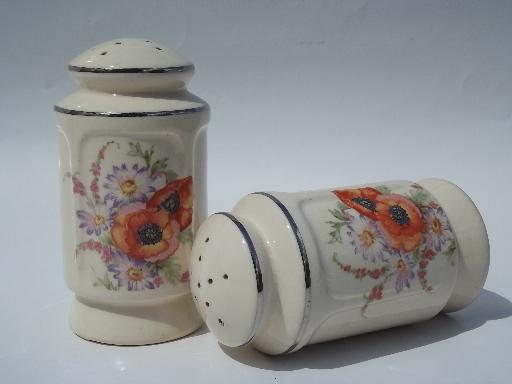 photo of vintage kitchen range S&P shakers, poppy & daisy Universal pottery #2