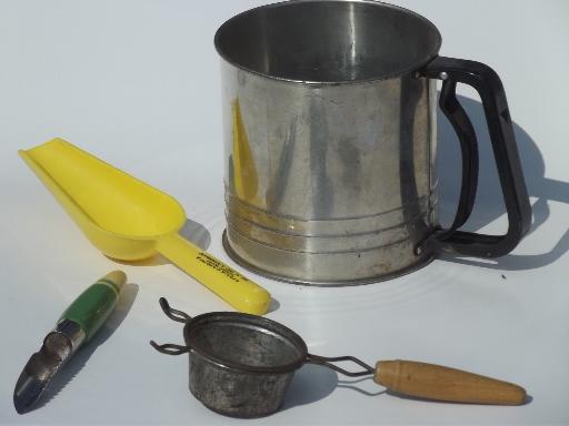 photo of vintage kitchen utensils w/ green painted wood handles, plastic & bakelite #2