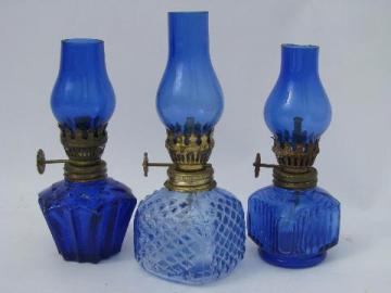 catalog photo of vintage little glass oil lamps w/ shades, cobalt blue mini lamp lot