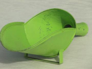 catalog photo of vintage metal kitchen scoop, dry goods flour bin scoop w/ lime green paint