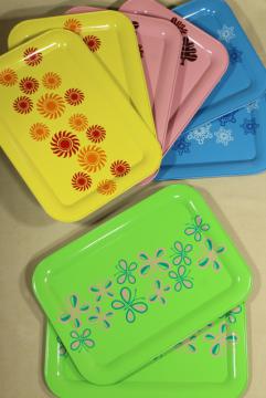 catalog photo of vintage metal meal serving / lap trays, retro seasonal print seasons of the year
