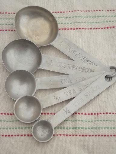 photo of vintage metal measuring cups & measuring spoons, kitchen measures set  #2