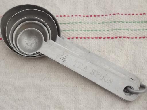 photo of vintage metal measuring cups & measuring spoons, kitchen measures set  #3