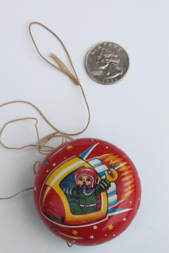 photo of vintage metal yo-yo Made in Japan, tin litho print novelty toy yoyo #3