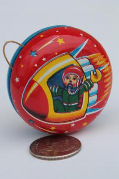 catalog photo of vintage metal yo-yo Made in Japan, tin litho print novelty toy yoyo