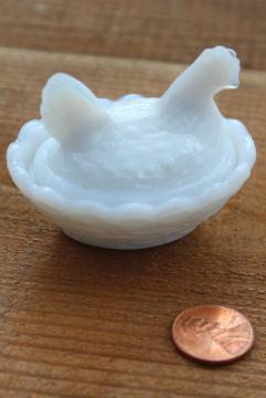 catalog photo of vintage milk glass hen on nest, mini size novelty toy or collectible glass whimsy