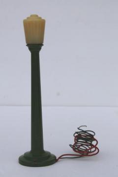 catalog photo of vintage miniature electric street light cast metal toy, Lionel model train accessory 