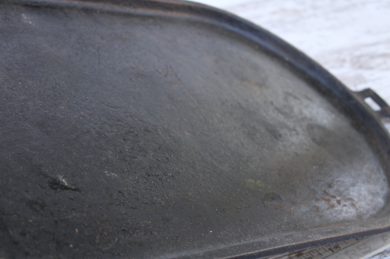 photo of vintage or antique cast iron griddles number 8-9, long oval pans gate mark bottoms #2