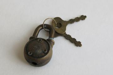 catalog photo of vintage padlock marked Hong Kong, tiny metal lock w/ keys for diary or jewelry box