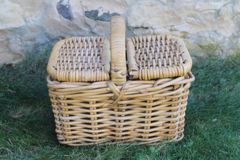 photo of vintage picnic basket, hinged lid picnic hamper, small sturdy sewing basket  #1