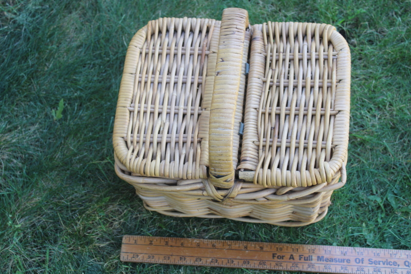 photo of vintage picnic basket, hinged lid picnic hamper, small sturdy sewing basket  #5