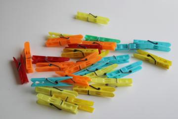 catalog photo of vintage plastic clothespins lot, very pinchy strong spring type clothespins in retro colors 
