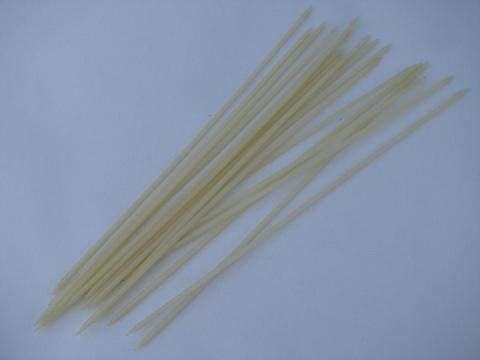 photo of vintage plastic knitting needles lot, some double pointed, fine gauge for lacemaking #4