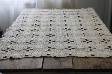 catalog photo of vintage popcorn bobbles crochet lace tablecloth, handmade crochet thread motifs