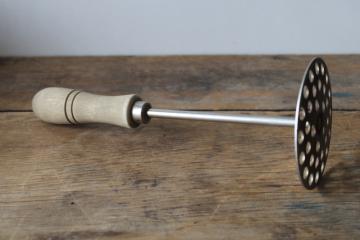 catalog photo of vintage potato masher w/ sturdy wood handle, round dasher shape primitive old kitchen tool 