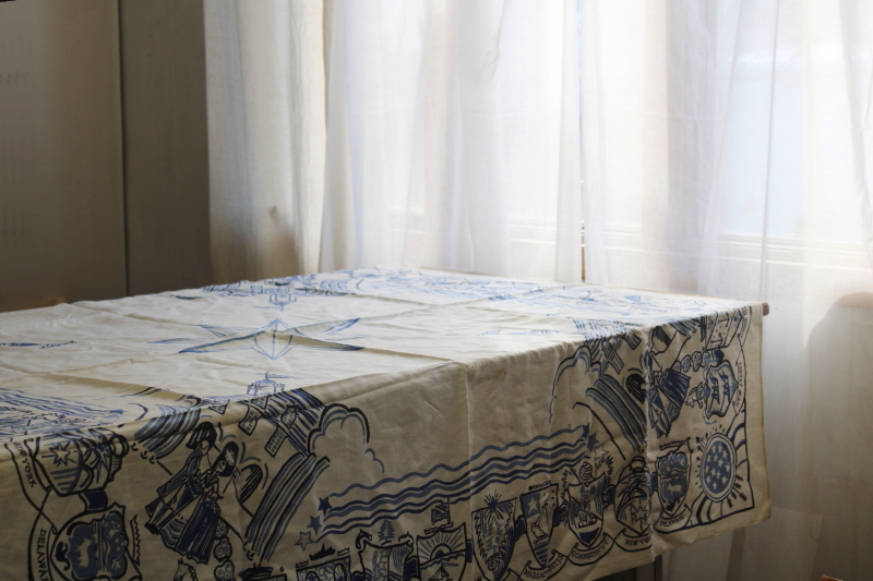photo of vintage print linen tablecloth, blue & white colonial Americana print early colonies state emblems #5