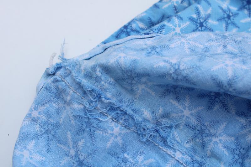 photo of vintage printed cotton feedsack fabric, blue snowflakes print whole sack #2