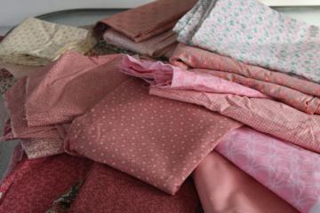 catalog photo of vintage quilting fabric lot, pink & dusty rose cotton calico & prints, large pieces scraps