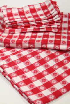 catalog photo of vintage red & white checked cotton tablecloths & napkins, picnic or bistro style for country kitchen