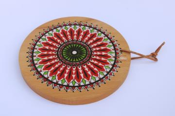 catalog photo of vintage round wood cutting board w/ leather hanger never used, red & green folk art design 