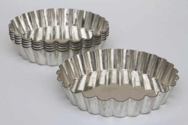 photo of vintage sandbakkel tin molds & tart pans, fluted metal baking pans & cookie molds #9