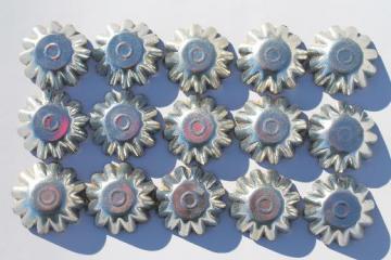 catalog photo of vintage sandbakkel tins, tiny tinned metal fluted pans, cookie molds