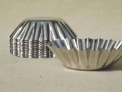 photo of vintage sandbakkel tins, tiny tinned metal fluted pans, cookie molds #4